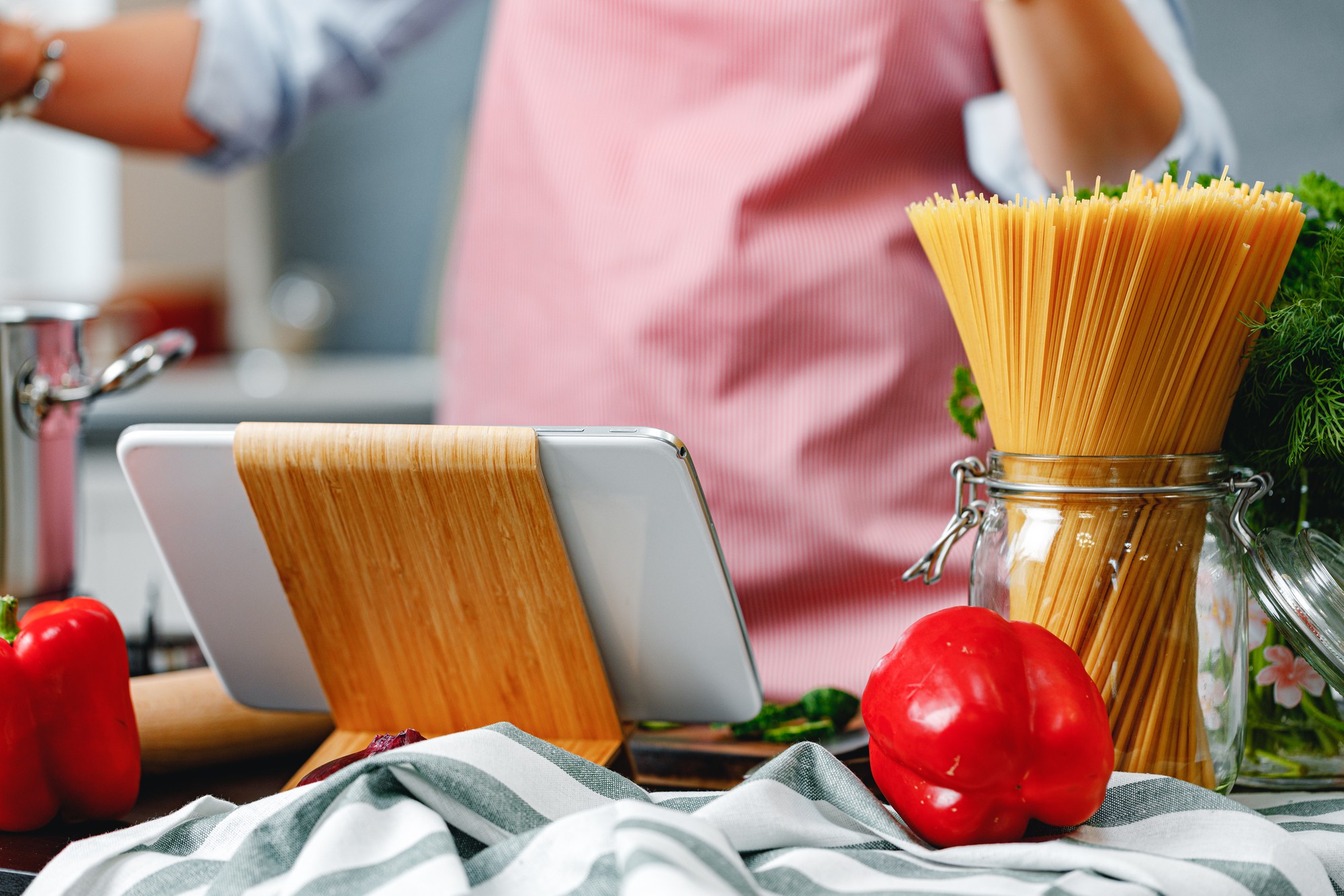 Banco di lavoro con utensili e ingredienti organizzati